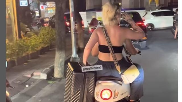 Turis Asing Kembali Berulah di Bali, Boncengan Motor Tanpa Helm, Pegang Botol Minuman dan Berpakaian Setengah Terbuka.  foto: Instagram @annethenomad
