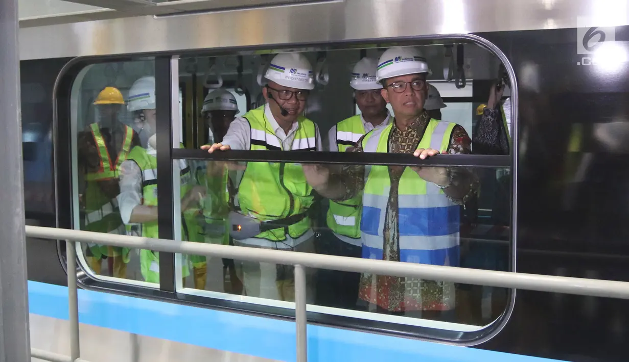 Gubernur DKI Jakarta Anies Baswedan menyimak penjelasan Direktur Utama PT MRT Jakarta William Sabandar saat meninjau kereta MRT di Depo Lebak Bulus, Jakarta, Kamis (12/4).(Liputan6.com/Arya Manggala)