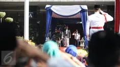 Mendikbud Anies Baswedan menjadi inspektur upacara dalam peringatan Hari Pendidikan Nasional 2016 di halaman Kemendikbud, Jakarta, Senin (2/5).  Upacara diikuti pegawai Kemendikbud dan perwakilan sekolah-sekolah di Jakarta. (Liputan6.com/Faizal Fanani)