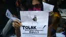 Sebelumnya, pada Kamis (5/6/2014) lalu, aktivis Front Pekerja Lokalisasi (FPL) melakukan aksi penolaka rencana penutupan lokalisasi Dolly, Surabaya. (ANTARA FOTO/Suryanto)