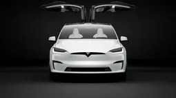 Desai bagian depan Tesla Model X terlihat sangat simpel namun memiliki kesan futuristik dengan lampu depan berbentuk tajam dan menyipit yang sudah menggunakan LED. Bemper depan juga memiliki desain yang simpel tapi keren. (Source: auto-data.net)