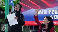 Cawagub DKI Jakarta, Sylviana Murni (kiri) bersama Dwi Astuti W saat diskusi RUU Penghapusan Kekerasan Seksual di Jakarta, Kamis (24/11). Sylviana Murni mengaku paham kompleksitas kejahatan kekerasan seksual di Jakarta. (Liputan6.com/Helmi Fithriansyah)