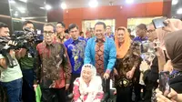 Ketua MPR RI Bambang Soesatyo memberikan surat keputusan TAP MPR Nomor II/MPR/2001 tentang Pertanggungjawaban Presiden ke-4 RI Abdurrahman Wahid (Gus Dur) pada sang istri, Sinta Nuriyah Wahid dan keluarga. (Liputan6.com/Delvira Hutabarat)