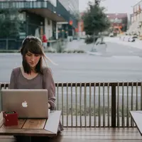 Jangan harap mereka bakal anteng di rumah saja, lima zodiak ini nggak bisa jadi istri yang begitu. (Sumber foto: unsplash.com)