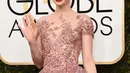 Aktris Lily Collins melambaikan tangan sambil berpose setibanya di karpet merah Golden Globe Awards di California, Minggu (8/1). Lily Collins tampil cantik seperti princess dalam balutan gaun Zuhair Murad Couture. (VALERIE MACON / AFP)