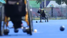 Atlet Para Games Indonesia cabang olahraga Lawn Bowls melakukan lemparan saat latihan di Lapangan Hoki Kompleks GBK, Jakarta, Selasa (18/9). Latihan ini adaptasi lapangan sekaligus persiapan jelang Asian Para Games 2018. (Liputan6.com/Helmi Fithriansyah)