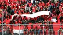 Suporter menggunakan spanduk untuk menghindari panas matahari di Stadion I Wayan Dipta, Gianyar, Bali, Minggu (30/8). Jelang pembukaan turnamen Piala Presiden 2015, ribuan suporter menyerbu stadion Dipta, Gianyar, Bali. (Liputan6.com/Helmi Fithriansyah) 