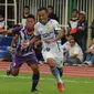 Bek Persib, Jajang Sukmara (kanan) mencoba melewati pemain PSGC, Rinto Hermawan saat laga persahabatan segitiga di Stadion Galuh Ciamis, Minggu (10/4/2016). Laga ini dimenangkan Persib 5-1. (Liputan6.com/Helmi Fithriansyah)