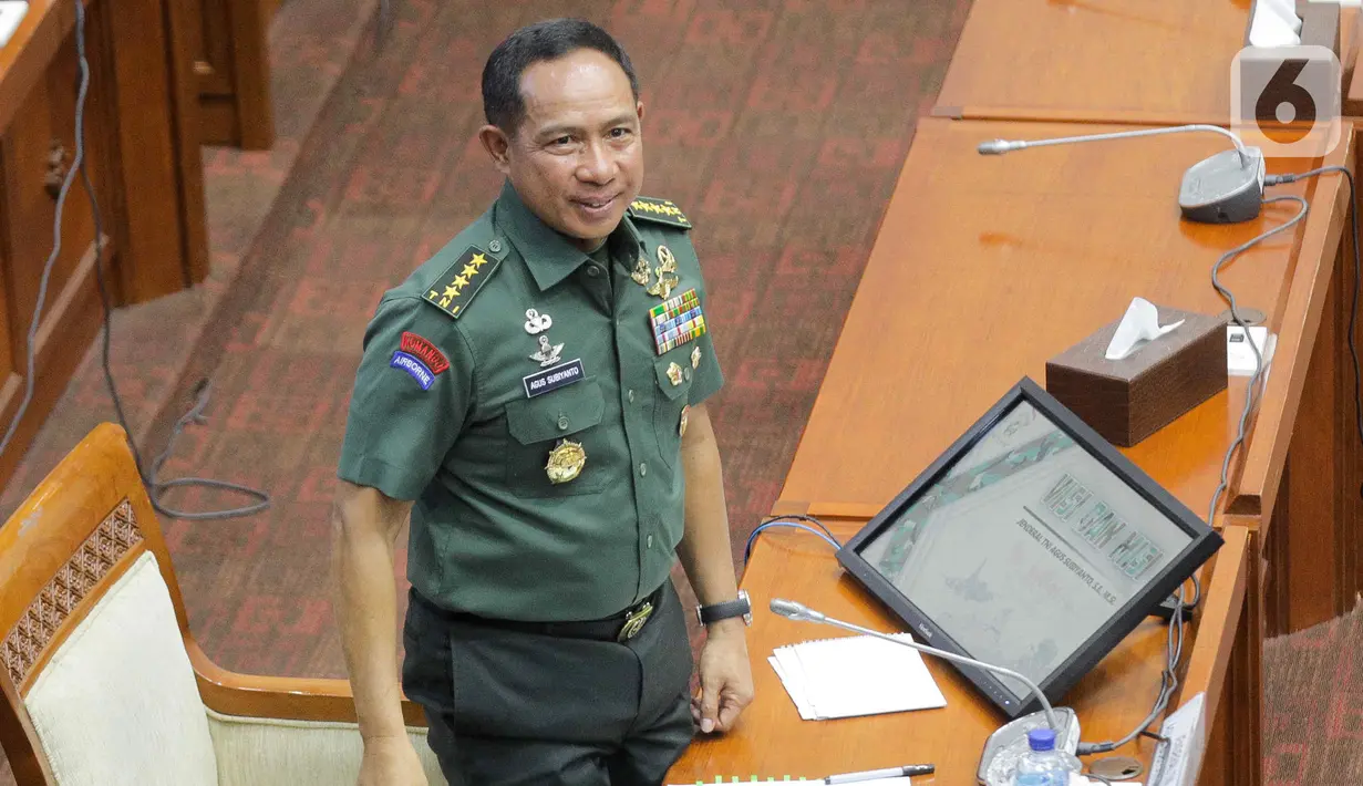Agus Subiyanto didampingi oleh Panglima TNI Laksamana Yudo Margono, Kapolri Jenderal Listyo Sigit, KSAL Laksamana TNI Muhammad Ali, dan KSAU Marsekal TNI Fadjar Prasetyo. (Liputan6.com/Herman Zakharia)