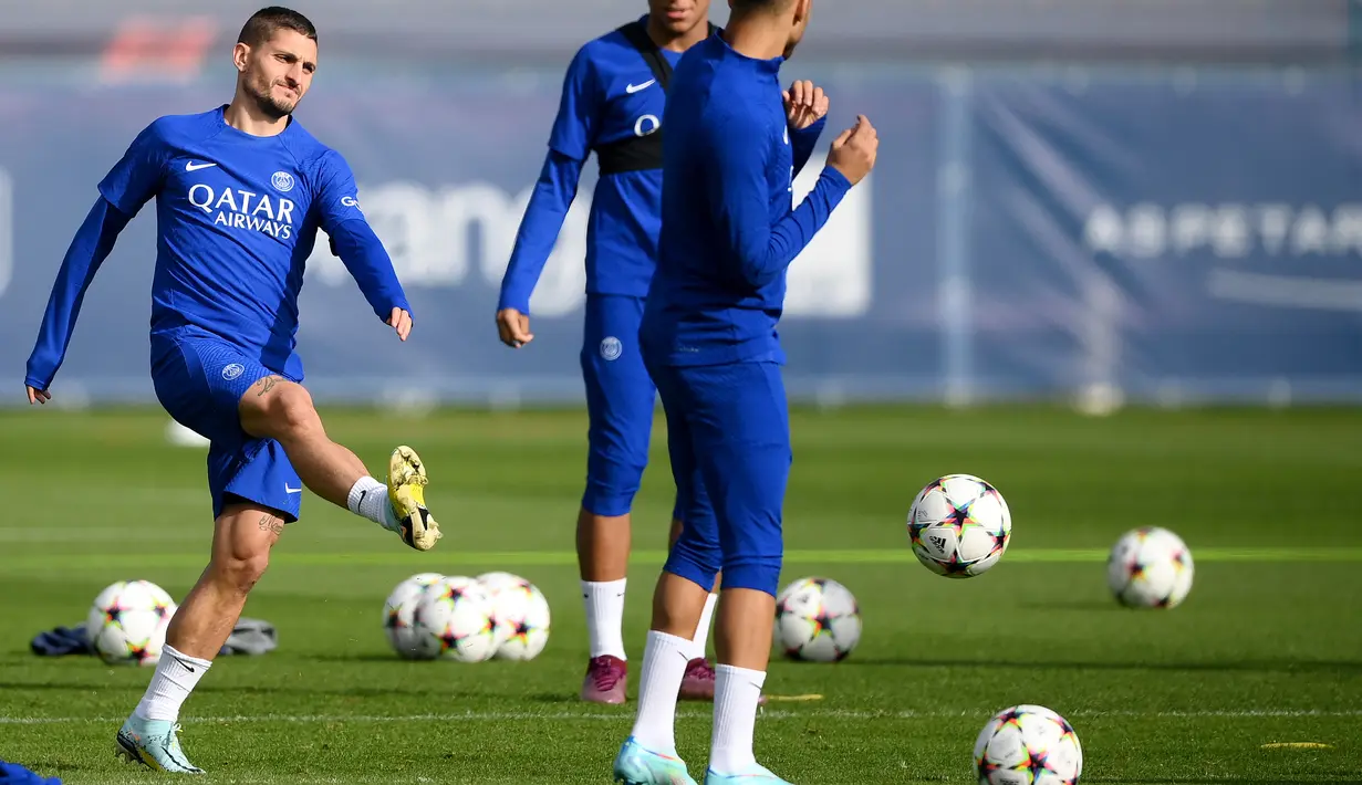 Gelandang Paris Saint-Germain Marco Verratti (kiri) mengoper bola selama sesi latihan menjelang matchday 4 Grup H Liga Champions menjamu Benfica, di dekat Paris pada 10 Oktober 2022. Pertemuan mereka di Paris nanti diperkirakan berlangsung sengit lantaran PSG maupun Benfica sama-sama belum terkalahkan di semua kompetisi musim ini. (FRANCK FIFE / AFP)
