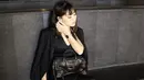 <p>Menggunakan balutan serba hitam untuk acara formal, Wendy tampil mewah dengan memangku tas seharga 26 juta. (Instagram @ybrap) Penulis: Mufiidaanaiilaa A.S</p>