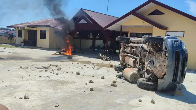 Warga bakar kantor polisi Muara Batang Gadis