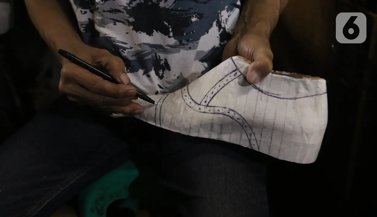 Seorang perajin menyelesaikan pembuatan sepatu di Jakarta, Jumat (17/1/2020). Perbaikan harga komoditas akan mendorong daya beli yang pada akhirnya meningkatkan kebutuhan barang modal pelaku usaha. (Liputan6.com/Angga Yuniar)