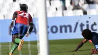 Momen striker Gambia U-20, Mamin Sanyang (kiri) mencetak gol ke gawang Prancis U-20 di Piala Dunia U-20 2023 hari Jumat dini hari WIB. (Andres Larrovere / AFP)