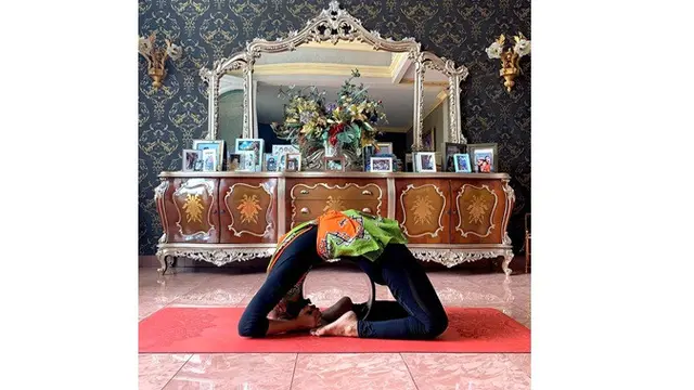 7 Gaya Inul Daratista Saat Lakukan Yoga, Curi Perhatian