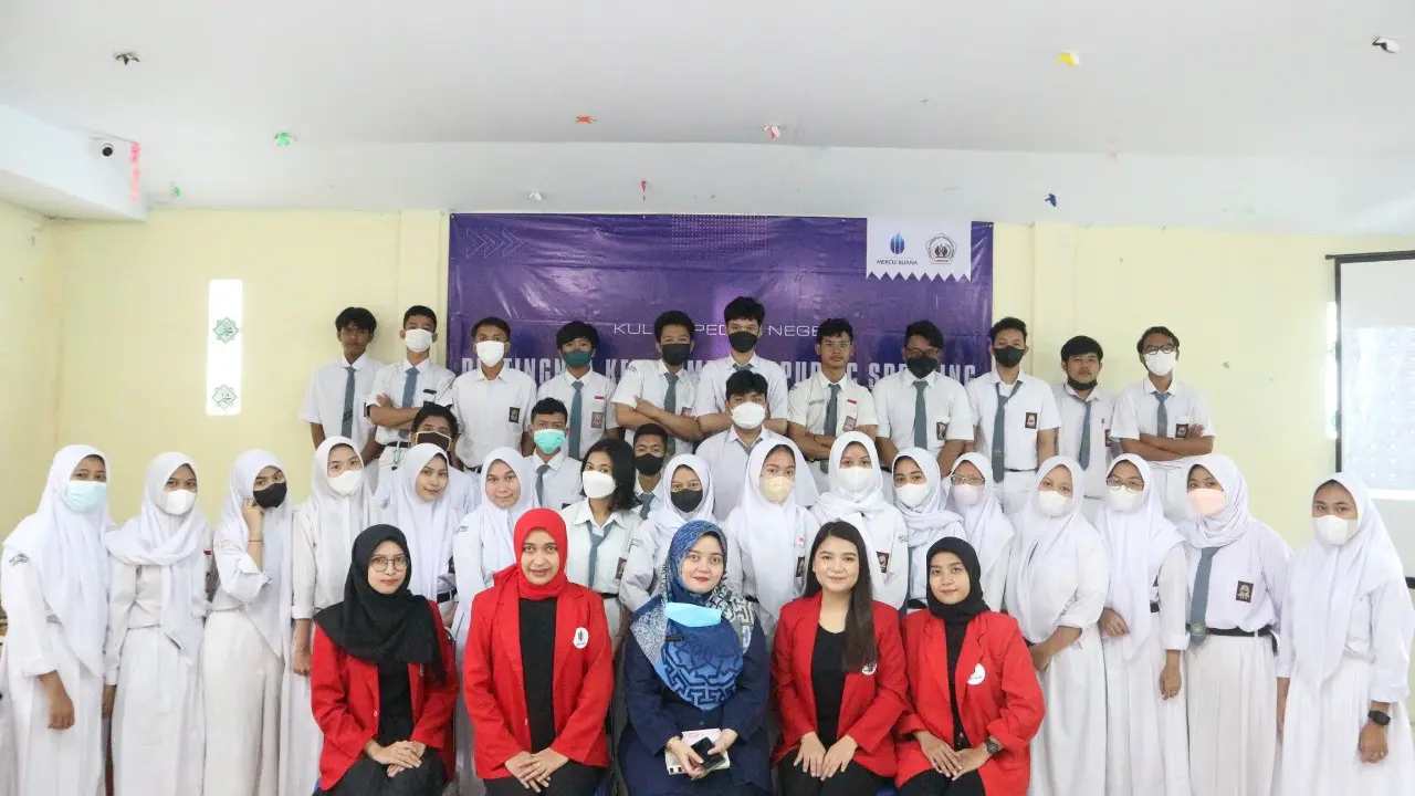 Mahasiswa Universitas Mercu Buana Perkenalkan Public Speaking pada Siswa SMK YAPPENDA