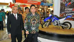 Menperin, Airlangga Hartarto didampingi Ketua Umum AISI Gunadi Sindhuwinata meninjau pameran Indonesia Motorcycle Show (IMOS) 2016 di JCC, Senayan, Jakarta, Rabu (2/11). Pameran ini dibuka langsung oleh Menperin Airlangga. (Liputan6.com/Angga Yuniar)