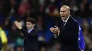 Pelatih Real Madrid, Zinedine Zidane, memberikan semangat kepada anak asuhnya saat melawan Villarreal pada lanjutan La Liga Spanyol di Stadion Santiago Bernabeu, Madrid, Rabu (20/4/2016) atau Kamis dini hari WIB. (AFP/Javier Soriano)
