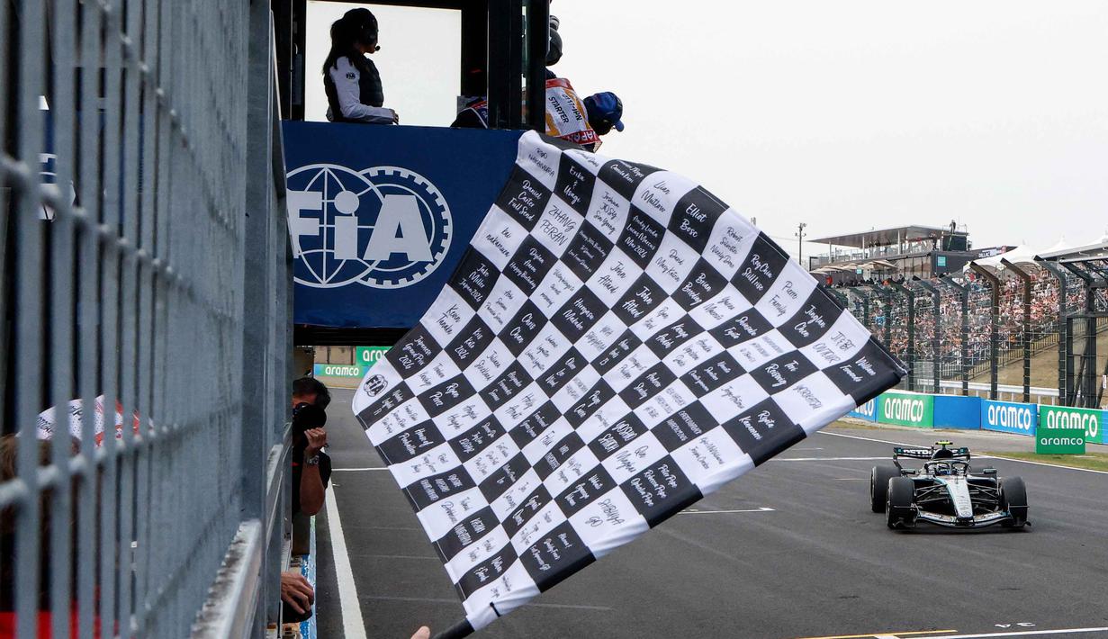 Pembalap Mercedes AMG Petronas, Kimi Antonelli, sukses merebut podium tertinggi dalam balapan Formula 1 GP Jepang 2026 di Sirkuit Suzuka, pada Minggu (29/3/2026). Tampak dalam foto, pembalap Mercedes AMG Petronas asal Italia, Kimi Antonelli, sesaat sebelum melewati garis finis Grand Prix Formula Satu Jepang di sirkuit Suzuka, Suzuka, prefektur Mie pada Minggu 29 Maret 2026. (FRANCK ROBICHON/POOL/AFP)