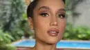 Cinta Laura memilih mengenakan kebaya brokat fuschia dengan aksen bustier berpayet. Ia juga tampil dengan aksesori emas senada dengan tusuk kondenya. [@claurakiehl]