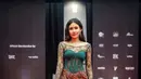 Kebaya dengan aksen bustier dan rok batik slit samping ala aktris Shenina Cinnamon ini juga tak kalah menarik. Tambahkan clutch dan high heels agar makin maksimal. (Instagram/shenacinnamon).