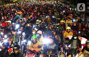 Jumat (5/4) atau H-5 Lebaran, 11.193 pemudik yang menggunakan kendaraan roda dua melakukan menyeberang ke Pelabuhan Bakauheni, Lampung melalui Pelabuhan Ciwandan, Banten. (Liputan6.com/Angga Yuniar)