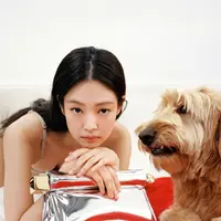 Jennie BLACKPINK kembali tampil dengan gaya badai setelah BLACKPINK resmi perpanjang kontrak. [@jacquemus]