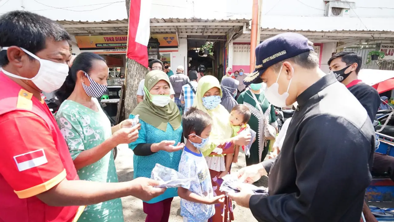 Pembagian masker di Banyuwangi