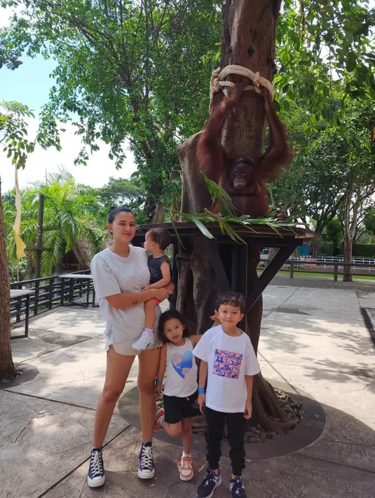 <p>[Instagram/dahliachr]</p>