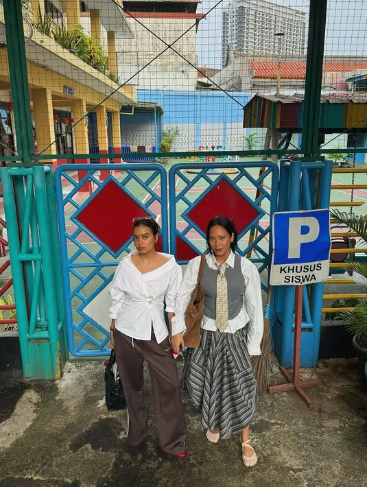 Di foto kedua, Eva tampil lebih sophisticated dengan atasan putih drapery yang unik dan celana longgar warna gelap. [@taabasro].