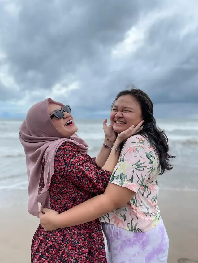 6 Momen Eratnya Hubungan Saudara Nathalie Holscher Bareng Adiknya, Saling Menguatkan