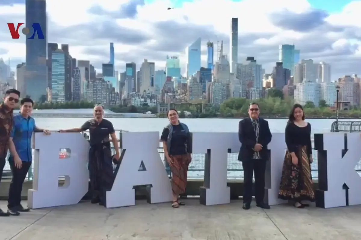 Keseruan Warga New York dan Diaspora Indonesia Rayakan Hari Batik. Sumberfoto :VOA