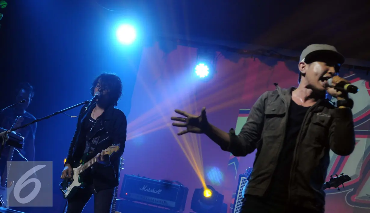 Musisi Viky Sianipar (kiri) dan Alsant Nababan saat tampil di konser Toba Rock di Jakarta, Jumat (2/9). Konser Toba Rock mengusung konsep penggabungan musik etnik Batak dan rock barat. (Liputan6.com/Helmi Afandi)