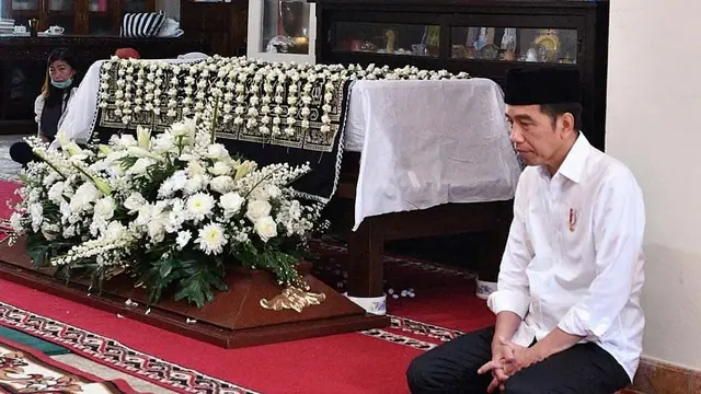Presiden Jokowi Kuburkan Ibundanya.