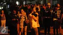 Warga melihat kebakaran yang melanda Gedung Neo Soho, Jakarta Barat, Rabu (9/11). Gedung Neo Soho sempat terbakar hebat hampir di setiap lantainya. (Liputan6.com/Helmi Afandi)