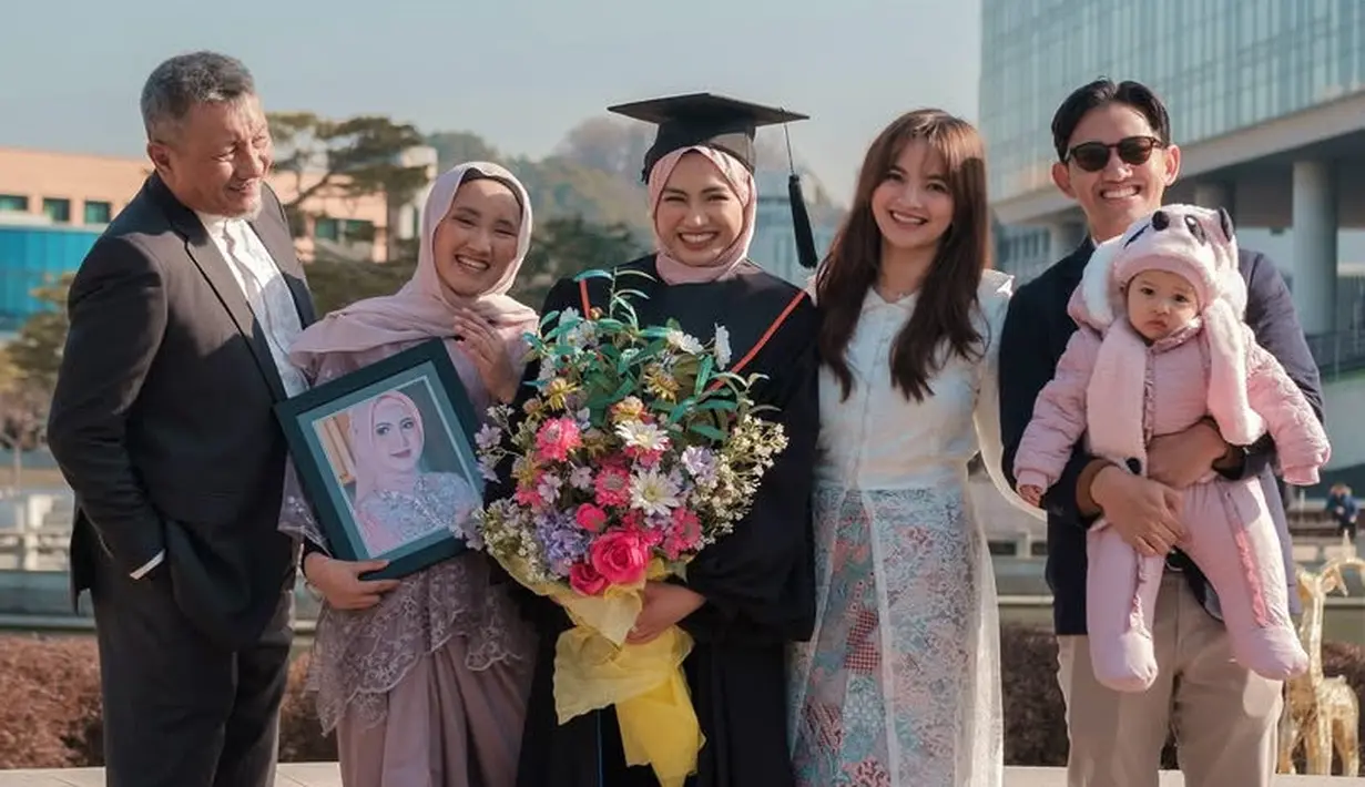 <p>Xaviera berhasil menyelesaikan pendidikan double major di bidang Computer Science dan Business Technology Management, dengan spesialisasi Artificial Intelligence. Keberhasilan ini semakin terasa istimewa berkat kehadiran keluarga Xaviera, yang terbang jauh dari Indonesia untuk mendampinginya. [@xavieraaputri]</p>