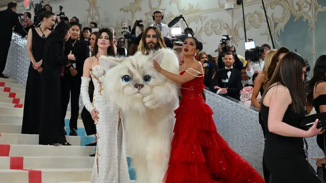 Aktris AS Anne Hathaway, aktor AS Jared Leto, dan aktris Meksiko Salma Hayek tiba di Met Gala 2023 di Metropolitan Museum of Art pada 1 Mei 2023, di New York. Gala tersebut menggalang dana untuk Institut Kostum Metropolitan Museum of Art. Tema Gala tahun
