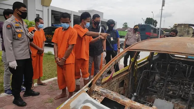 Mobil korban yang dibakar perampok bersenjata api usai menembak korban di jalanan.