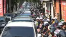 Kendaraan terjebak kemacetan di akses jalan menuju pintu masuk Kebun Binatang Ragunan, Jakarta, Jumat (1/1). Kemacetan tersebut disebabkan oleh tingginya antusiasme warga yang ingin berlibur di kawasan Ragunan. (Liputan6.com/Immanuel Antonius)
