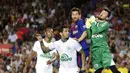 Bintang Barcelona, Lionel Messi, duel udara dengan para pemain Chapecoense  pada laga trofi Joan Gamper di Stadion Camp Nou, Barcelona, Senin (7/8/2017). Barcelona menang 5-0 atas Chapecoense. (AP/Manu Fernandez)