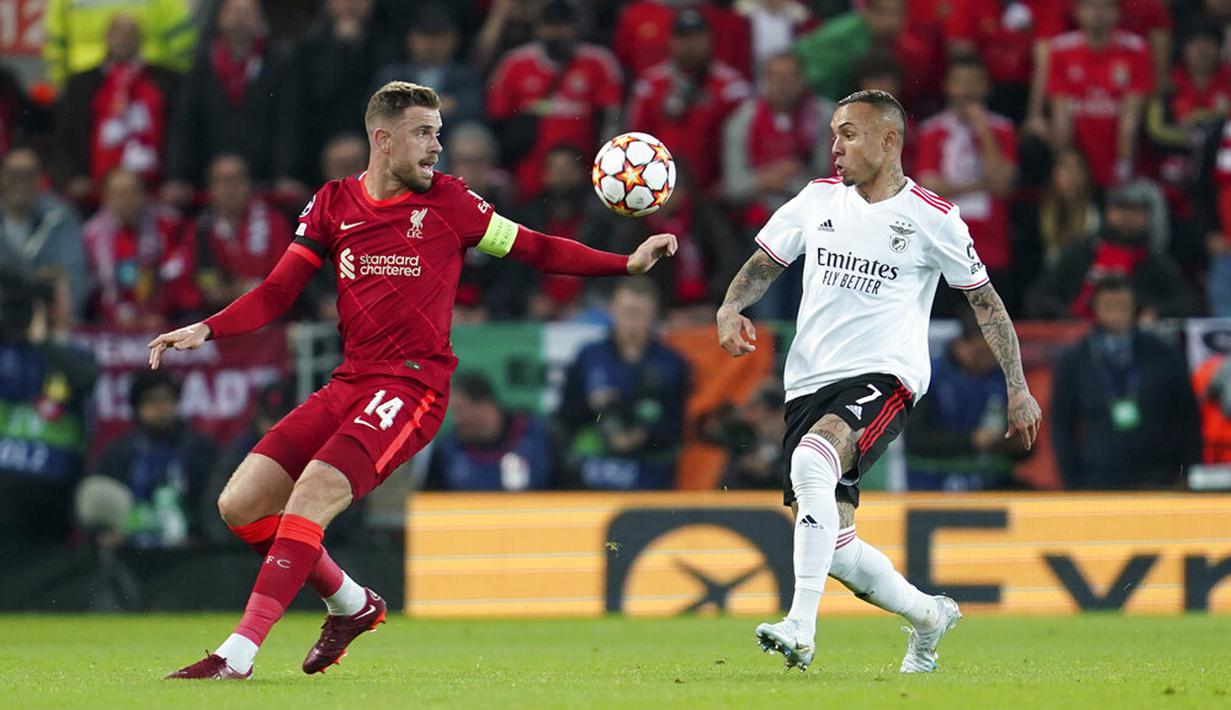 Pemain Liverpool Jordan Henderson (kiri) berebut bola dengan pemain Benfica Everton pada pertandingan sepak bola leg kedua perempat final Liga Champions di Stadion Anfield, Liverpool, Inggris, 13 April 2022. Pertandingan berakhir dengan skor 3-3. (AP Photo/Jon Super)