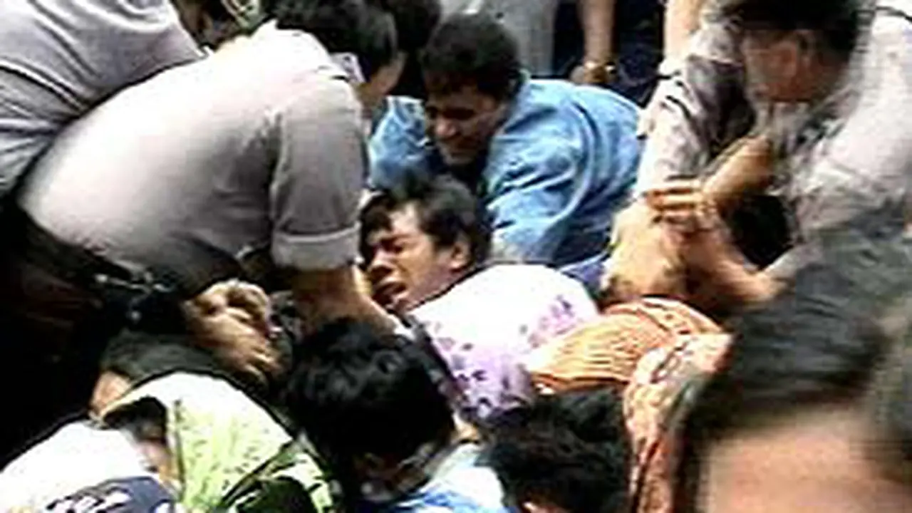 080904cBentrokBuruh.jpg
