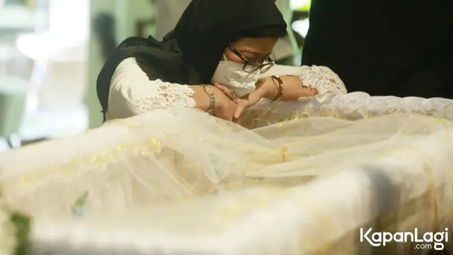 7 Potret Suasana Duka di Rumah Nurul Arifin, Diwarnai Isak Tangis Keluarga