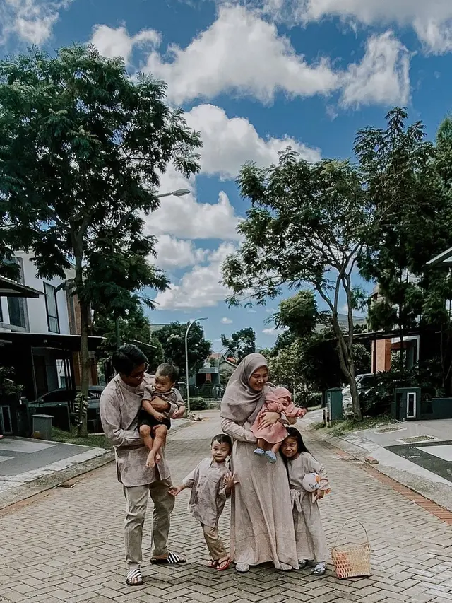 Dikaruniai Empat Anak, Ini 6 Potret Keluarga Kecil Ricky Harun dan Herfiza