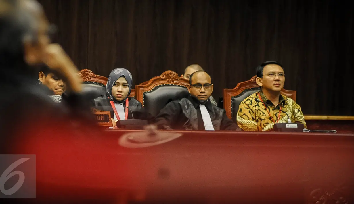 Gubernur DKI Basuki Tjahaja Purnama (Ahok) mendengarkan keterangan saksi ahli dalam sidang lanjutan uji materi UU Pilkada di MK, Jakarta,  Senin (26/9). Sidang terkait cuti kampanye ini beragenda mendengarkan keterangan ahli. (Liputan6.com/Faizal Fanani)