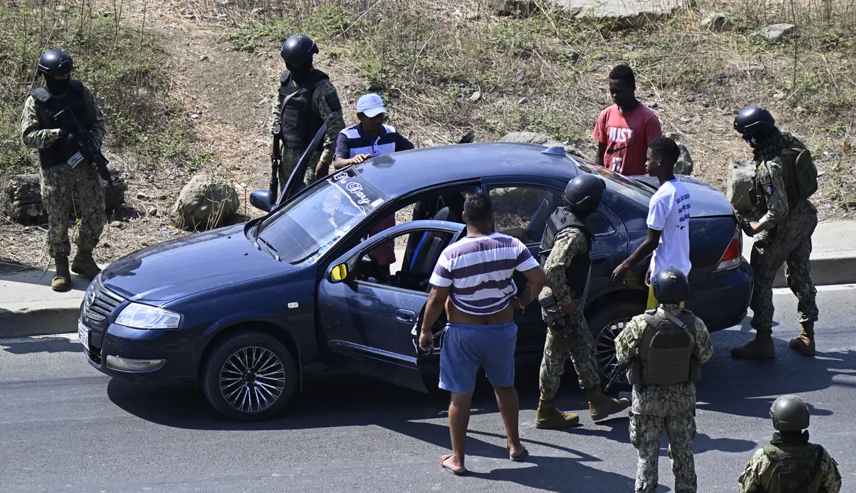 Seorang anggota Angkatan Darat Ekuador menggeledah seorang pria di pinggiran Penjara Regional ke-8 di Guayaquil, Ekuador ( 4/11/2022). Bentrokan mematikan selama berhari-hari di dalam penjara, yang dipicu oleh pemindahan ratusan narapidana. (AFP/Rodrigo Buendia)