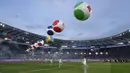 Acara pembukaan ini bisa dibilang sederhana hanya ada beberapa artis yang tampil dan juga ornamen-ornamen bendera negara peserta Euro 2020 berupa balon raksasa. (Foto: AP/Pool/Alessandra Tarantino)