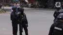 Personel Brimob bersenjata melakukan penjagaan ketat di depan pintu masuk Tol Bitung, Tangerang, Baten, Selasa (6/10/2020). Penjagan ketat dilakukan untuk mengamankan dan mencegah aksi buruh yang akan menggelar aksi menolak UU Cipta Kerja. (Liputan6.com/Angga Yuniar)