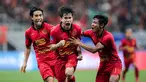 Pemain Persija Jakarta, Ryo Matsumura (tengah) melakukan selebrasi setelah mencetak gol kemenangan timnya ke gawang Persis Solo pada laga lanjutan BRI Liga 1 2024/2025 di Jakarta International Stadium (JIS), Jakarta Utara, Sabtu (24/08/2024). (Bola.com/Bagaskara Lazuardi)