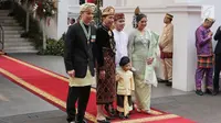 Putra Presiden RI ke-6 SBY, Agus Harimurti Yudhoyono atau AHY didampingi istri Annisa Pohan foto bersama dengan Presiden Jokowi, Gibran Rakabuming Raka dan cucu Jan Ethes jelang Upacara HUT ke-74 RI di Istana Merdeka, Jakarta, Sabtu (17/8/2019). (Liputan6.com/HO/Anung Aninditio)